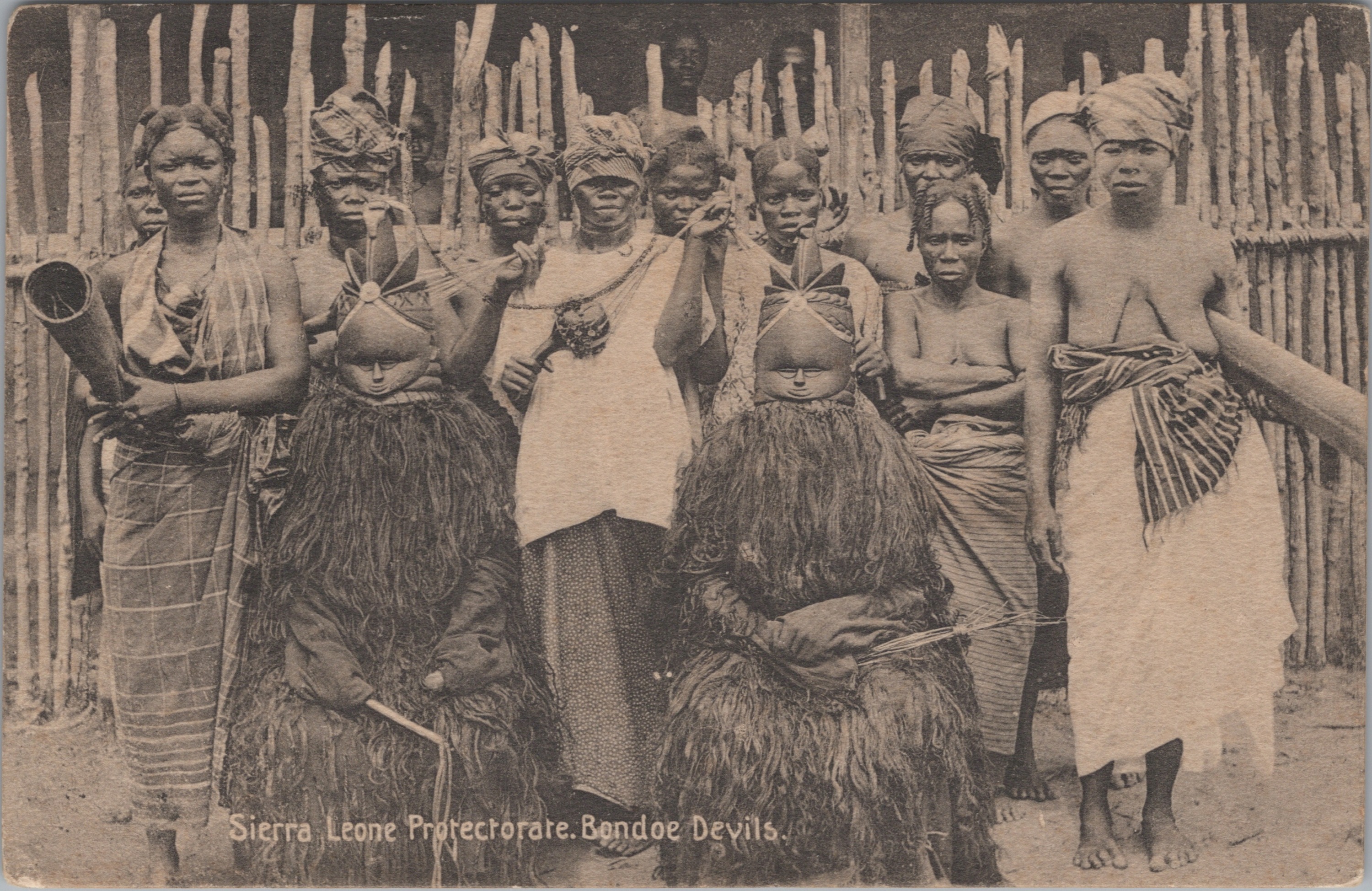 Historische Postkarte: Frauen mit zwei Bondo-Maskentänzerinnen, Sierra Leone